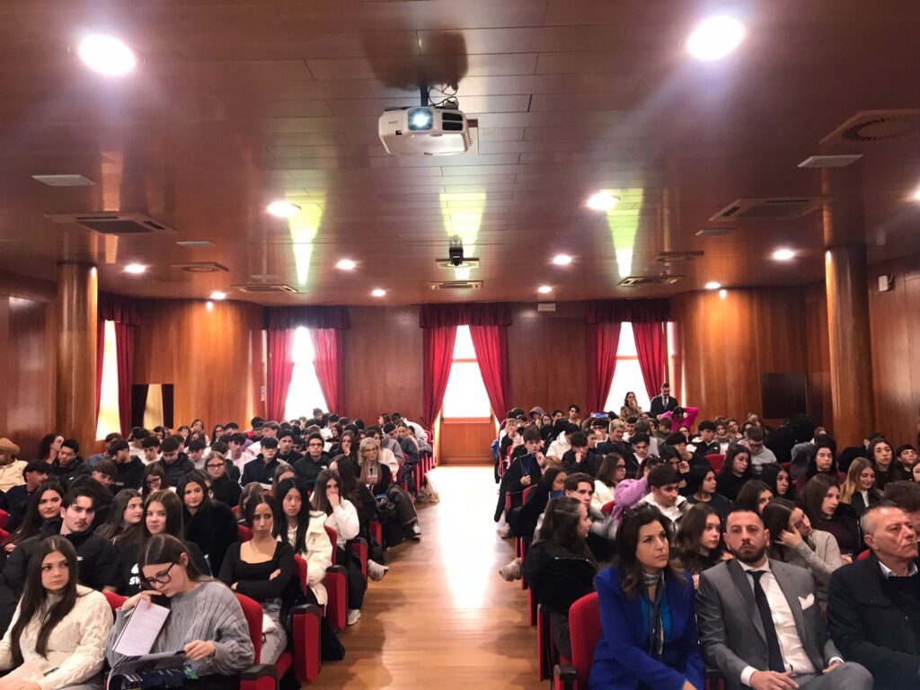 Giovani Imprenditori Confesercenti Latina: Incontro all’Università di Latina, con oltre duecento studenti del Liceo “Vittorio Veneto-Salvemini”, sul “fare impresa” Giovani Imprenditori Confesercenti Latina: Incontro all’Università di Latina, con oltre duecento studenti del Liceo “Vittorio Veneto-Salvemini”, sul “fare impresa”